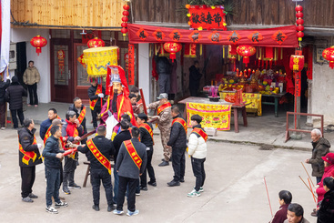 新年寺前村迎胡公_3请出.jpg