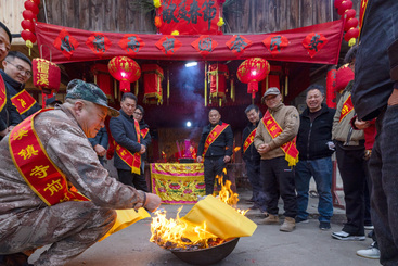 新年寺前村迎胡公_1烧纸.jpg