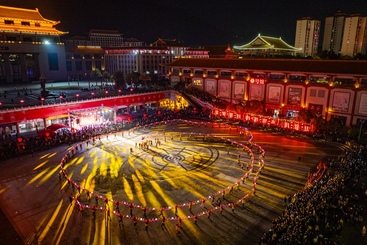 Z38238-2-277263-138****6558-1.鸟瞰板凳龙圈灯闹元宵1，胡传才2025年2月10日摄于莆田仙游县榜头镇泉山社区.jpg