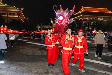 Z38238-2-277263-138****6558-3.板凳龙的龙头入场。.jpg