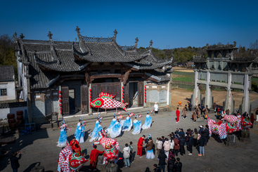 《鲍氐祠堂（牌坊群）前古装美女在跳鱼灯舞》