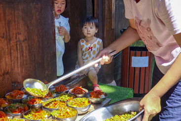 老师在窗外屋檐下分餐