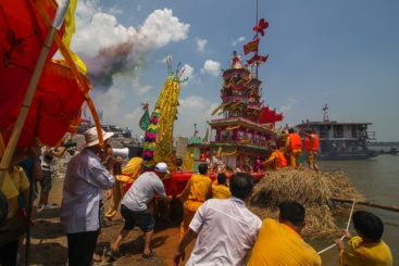 图7： 精壮的水手汉子调整神舟平衡，确保神舟入江；