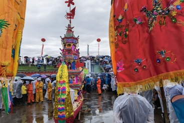 图4: 端午节期间，万千信众恭送神舟起驾入江；