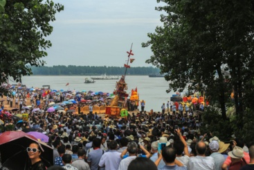 图6： 万众簇拥中神舟下水入长江；