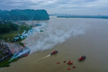 图1: 西塞山前神舟入长江；