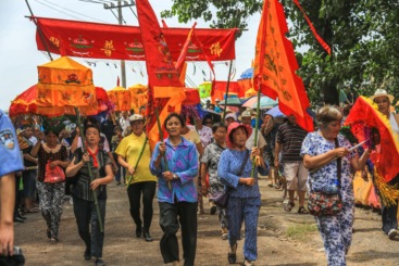 图3: 旌旗鼓乐神舟巡游;