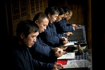 专业谱师现场演示，刻字、排版、上墨、印刷等各个操作流程。