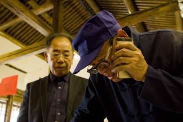经常会有村民前来请王钏巧修改族谱，王钏巧为了确认族谱上的内容，需要打电话反复核实。