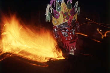 夜晚火把和大神共舞