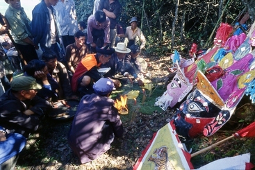 毕摩和村民一起祭祀天神
