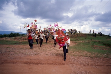 三个大神带领着村民冲向山顶