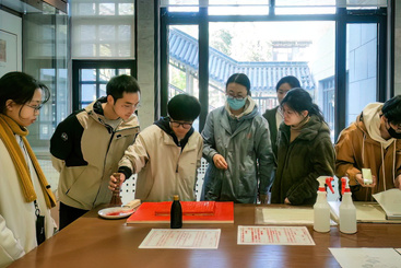 Z37647-1-277263-136****0037-同学们体验雕版印刷（修图定稿）-DeNoiseAI-low-light.jpg