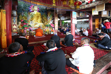 祈祷时男人坐在前面，女人们则坐在最后面