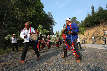 下山村民们载歌载舞，男人们敲起象脚鼓，女人们跳起堆沙舞，