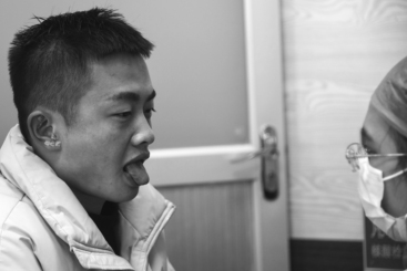 医生在给患者做舌诊