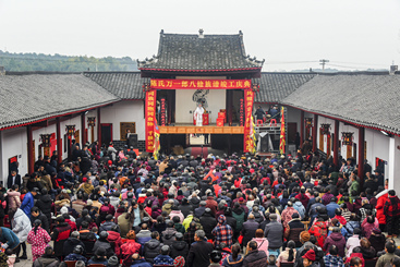 群众在观看祁剧