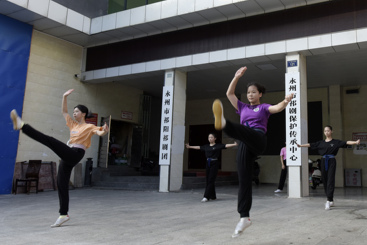 新一代祁剧人在训练基本功