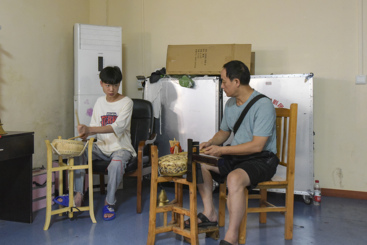 张年华老师在指导祁剧班孩子训练乐器