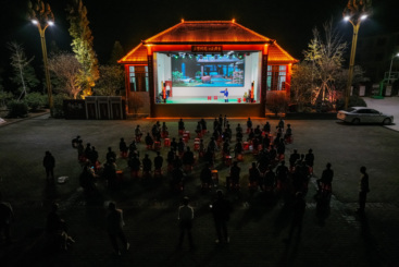 2024年11月14日拍于祁阳市茅竹镇三家村，观众在认真观看传统祁阳小调节目《王祥卧冰》。