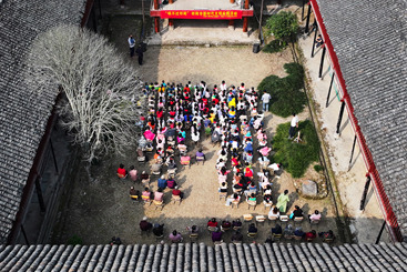 2024年11月6日拍于祁阳市肖家镇九牛坝小学，学校全体师生和附近的老人们一起观看祁阳小调传统节目《双环传》。