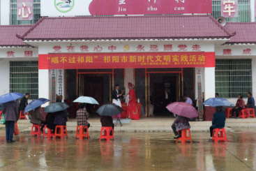 2024年10月17日拍于祁阳市羊角塘镇金竹村，天下雨了也不能阻挡观众看戏的热情。