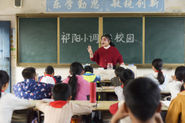 2024年11月6日拍于祁阳市肖家镇九牛坝小学，演出休息时间祁阳小调传承人谢彩艳老师为孩子们传授祁阳小调有关知识。
