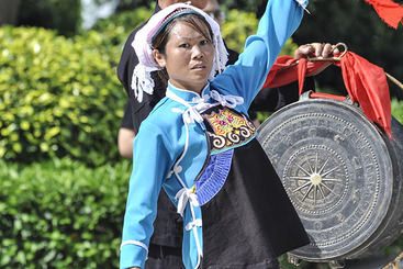 2013年6月8日是全国第八个文化遗产日，壮族铜鼓习俗在广西民族博物馆进行展演。这是天峨县的壮族农民在表演铜鼓舞。