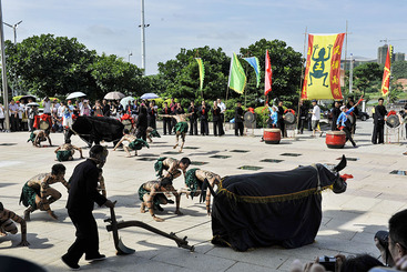 2013年6月8日是全国第八个文化遗产日，壮族铜鼓习俗在广西民族博物馆进行展演。这是天峨县的壮族农民在表演蚂拐舞。