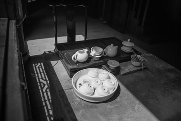 图四龙泉青瓷小镇内的茶具器物.jpg