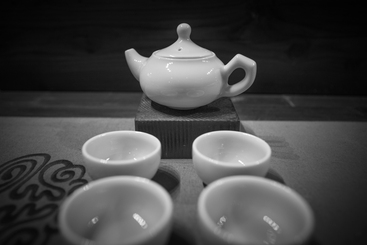 图三龙泉青瓷小镇内的茶具展示.jpg