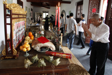 蚕农祭拜蚕神祈求蚕茧丰收