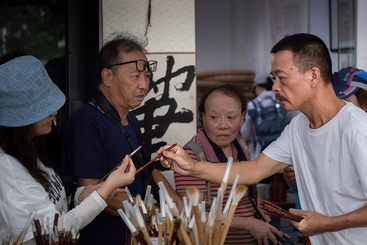 宣笔非遗传承人余征军大师向客户介绍宣笔。