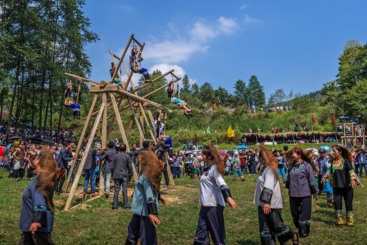 Z37964-1-277263-135****1588-5”闹秋“：姑娘们开心的荡起八人秋.jpg