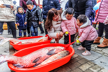 Z37966-10-277263-137****7903-喜庆丰收.共享魚乐--组图--7--6--萌娃戏魚.jpg
