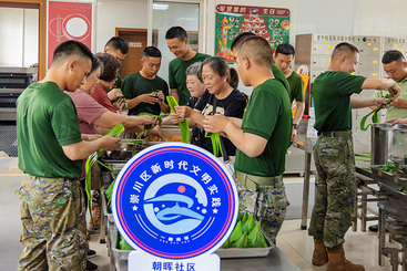 Z37966-4-277263-137****7903-5--多年坚持如一日.军民情怀心连心 组照  7—5军民—家亲.融合共发展.jpg
