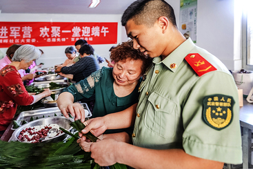 Z37966-4-277263-137****7903-7--多年坚持如一日.军民情怀心连心 组照 7—7--一对一辅导.jpg