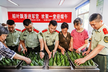 Z37966-4-277263-137****7903-6--多年坚持如一日.军民情怀心连心 组照  7—6  粽叶飘香进军营 欢聚一堂迎端午.jpg