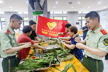 Z37966-4-277263-137****7903-2--多年坚持如一日.军民情怀心连心 组照 7—2  粽香情浓  军民同乐.jpg