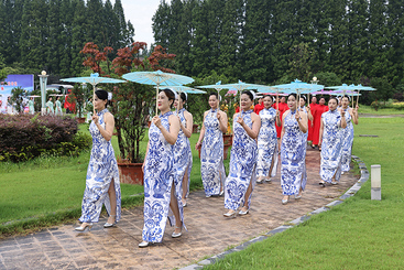 Z37966-9-277263-137****7903-旗袍展风姿 --组图--5--5.jpg