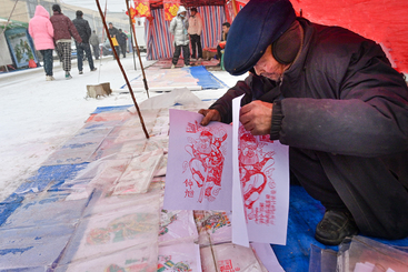 Z37996-1-277263-138****5988-图六在市场上售卖门画.jpg