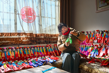 Z37996-2-277263-138****5988-图一西华镇王寨村关小利展示制作的疳娃娃.JPG
