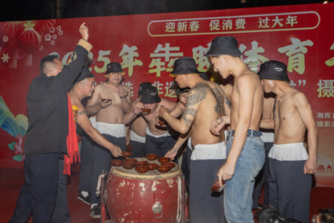 Z38014-1-277263-135****0641-3.夜幕降临时，舞龙的青年喝上烈酒，这样舞起龙来烈性更猛。.jpg