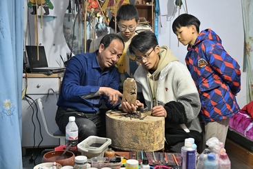 4.  在贾继武看来，皮影戏的传承与发展，急需更多的年轻后备力量。如今，贾继武致力于培养新一代的皮影戏传承人，他希望让更多的人感受到传统文化的魅力，指导小朋友们了解、演绎皮影戏，致力于皮影戏教学，小小的幕布成为他传播和传承皮影戏的大舞台。-1-277263-159****6326-4.  在贾继武看来，皮影戏的传承与发展，急需更多的年轻后备力量。如今，贾继武致力于培养新一代的皮影戏传承人，他希望让更多的人感受到传统文化的魅力，指导小朋友们了解、演绎皮影戏，致力于皮影戏教学，小小的幕布成为他传播和