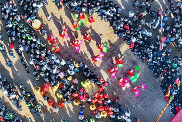 7、 彩绸飞舞、动作明快，整个广场沉浸在一片欢乐的海洋中。-4-277263-159****6326-7、 彩绸飞舞、动作明快，整个广场沉浸在一片欢乐的海洋中。.JPG