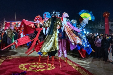 8、 夜幕降临、欢乐依旧，一场民俗的狂欢通宵达旦的进行着。-4-277263-159****6326-8、 夜幕降临、欢乐依旧，一场民俗的狂欢通宵达旦的进行着。.JPG
