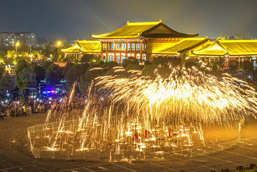 Z11268-4-277263-139****0212-铁花绽放靓古城（组图）1.jpg