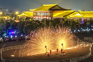 Z11268-4-277263-139****0212-铁花绽放靓古城（组图）4.jpg