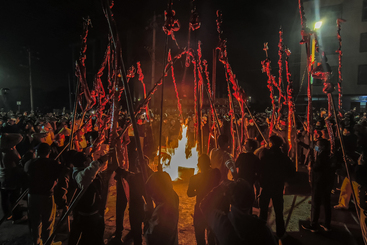 《欢天喜地过大年》-在火堆旁准备点燃鞭炮