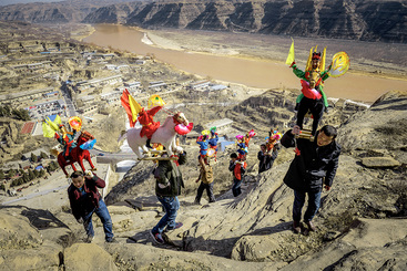 《上山》